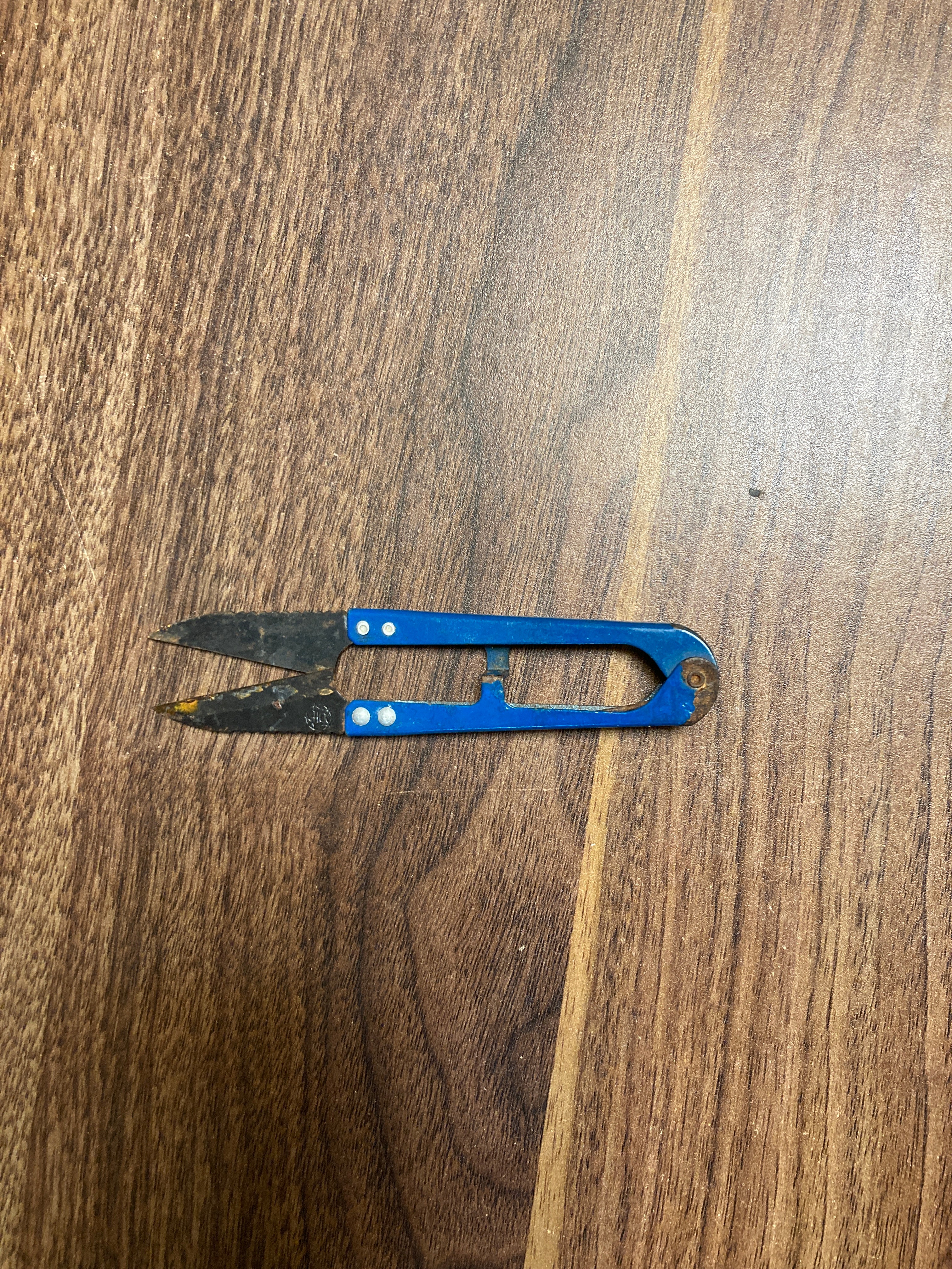 A small pair of scissors $1